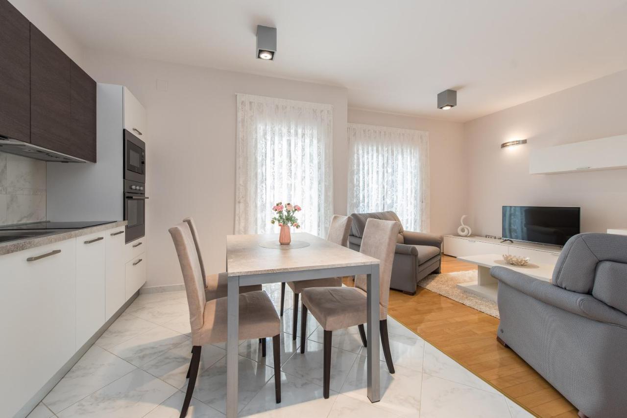 Pool Terrace Sea View Sarkic Apartment โนวาลยา ภายนอก รูปภาพ